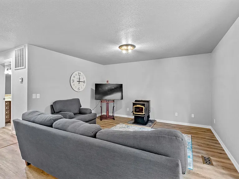 1 Blandford Ln — Photo 2