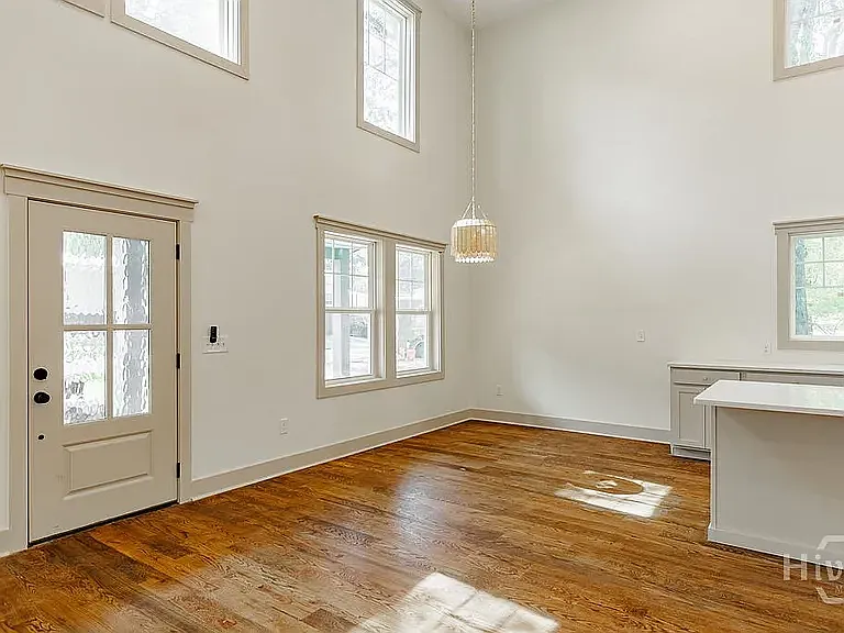 325 Stokes St — Photo 8