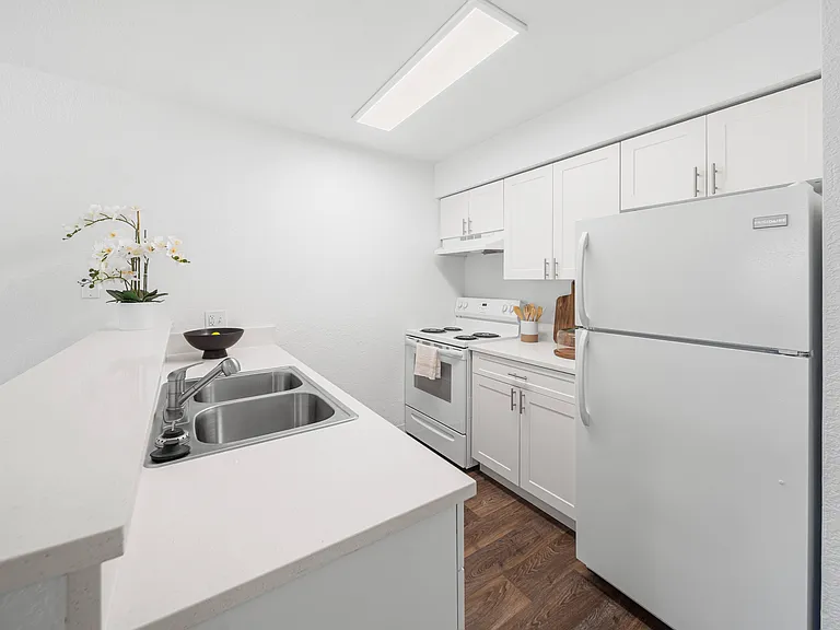 Woodlands Village Apartments — Photo 22