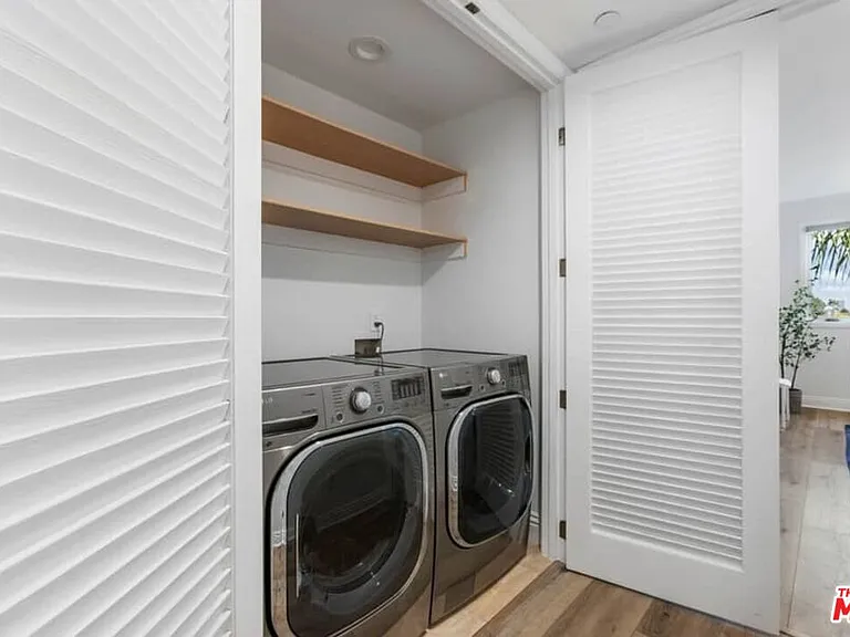261 S Reeves Dr — Photo 16
