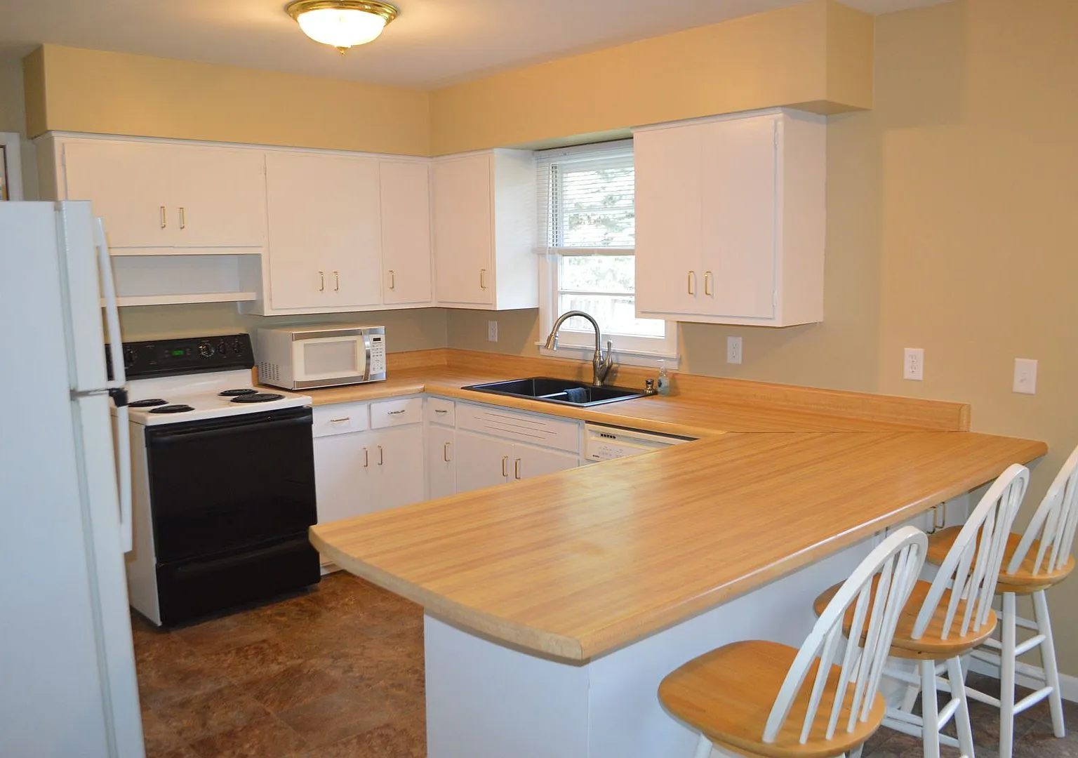 For Rent: 3 Bedroom House With 1 Car Garage — Photo 4