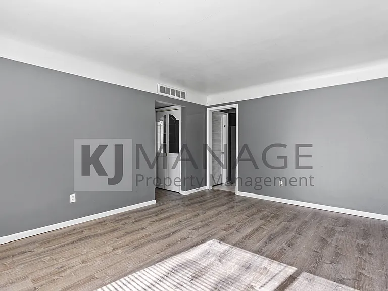 28203 Sutherland St — Photo 11