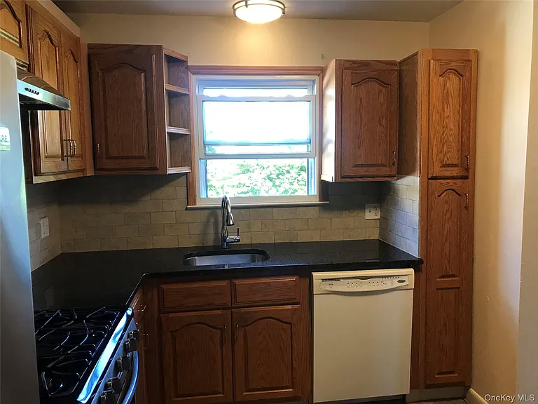 8 Locust St — Photo 2