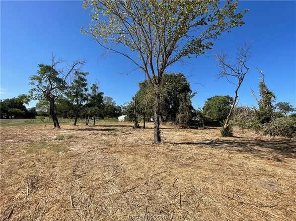 1105 S Pine St, Calvert, TX 77837