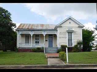 302 S Goodrich St, Seguin, TX 78155