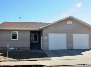 409 6th St NE, Mandan, ND 58554