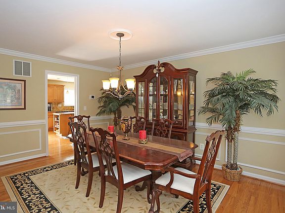 5th image of 317 Streett Cir