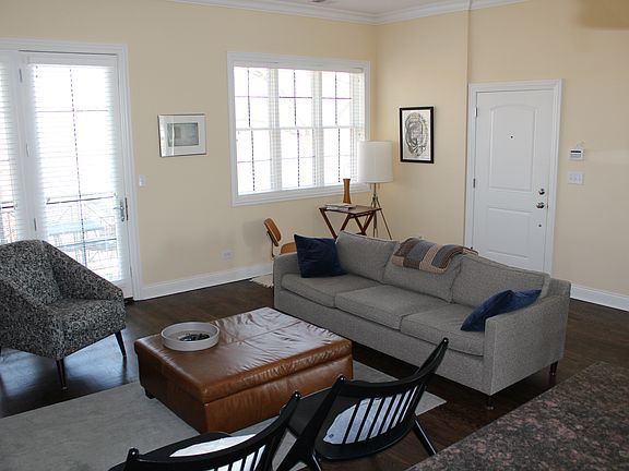 3rd image of 1313 W Carmen Ave APT 3F