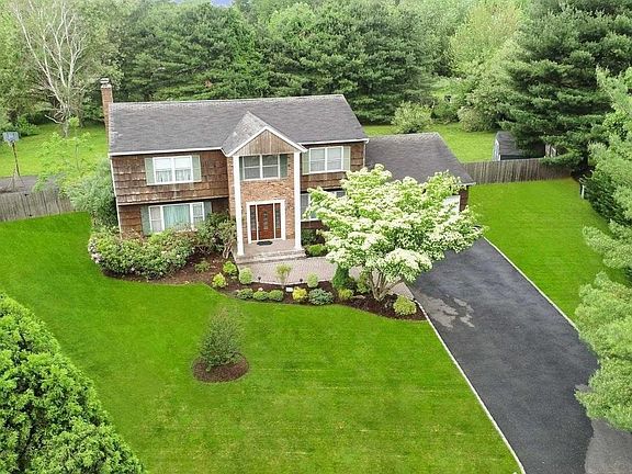 3rd image of 8 Tecumseh Ct