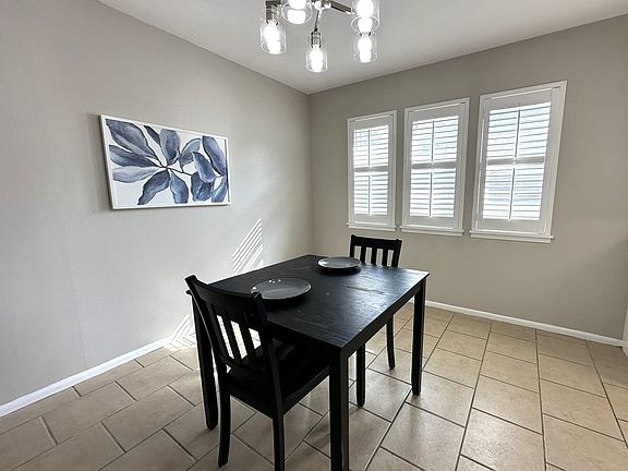 5th image of 129 CLOVERLEAF DR