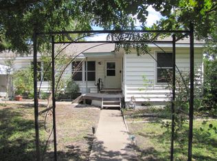 906 Kimbro St, Taylor, TX 76574