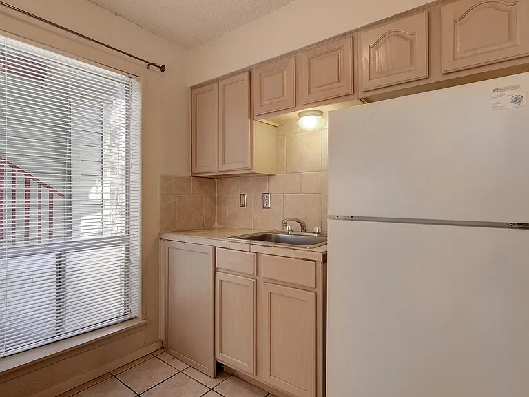 105 E 38th St #100-303 — Photo 35