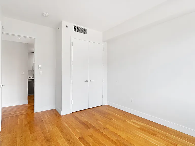 2727 Henry Hudson Pkwy W #504 — Photo 16