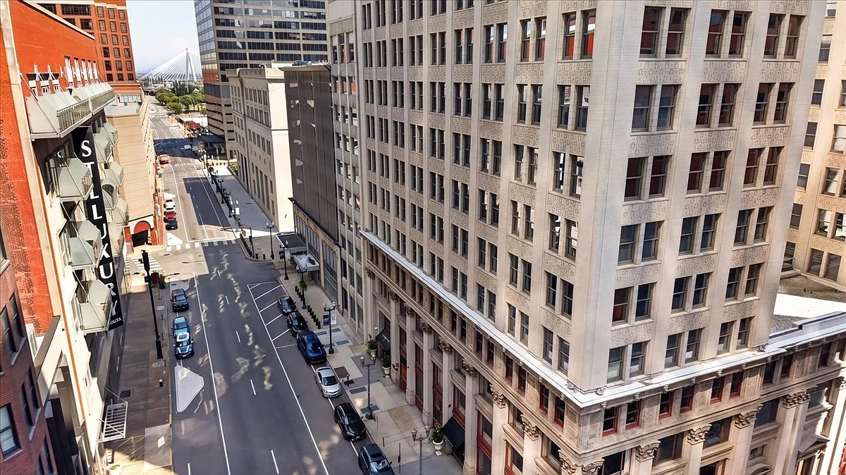 314 N Broadway Ave — Photo 1