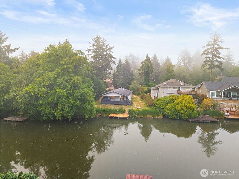 3rd image of 791 Duck Lake Drive SE