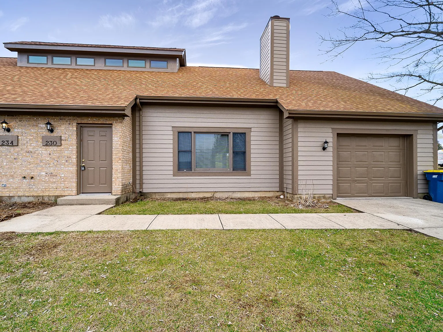 2 bed, 2.5 bath, 1358 sqft, $1,650 — Photo 1