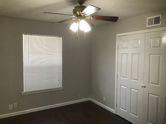 3rd image of 2832 Ridgeview Ln