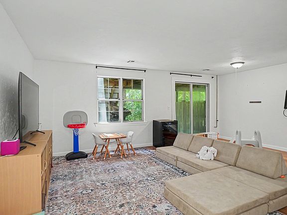 3rd image of 113 Ridgefield Cir #C