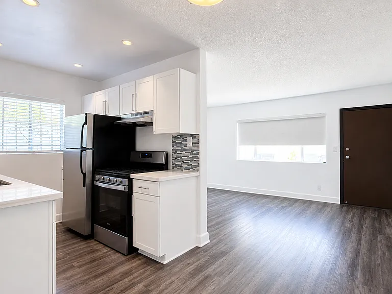 319 N Heliotrope Dr #1 — Photo 2