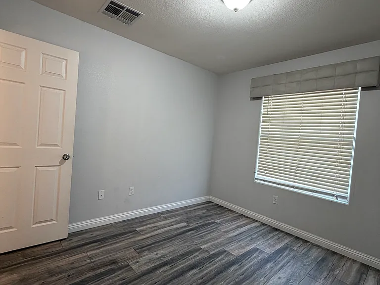 10424 Chandra Ave — Photo 24
