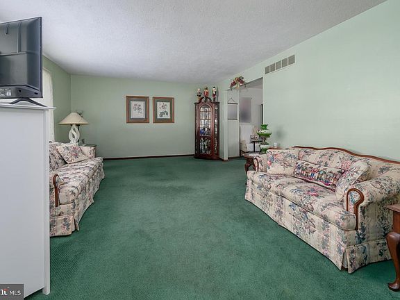 3rd image of 505 Fern Ave