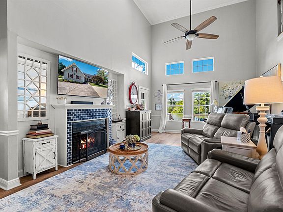5th image of 637 Riverside Dr