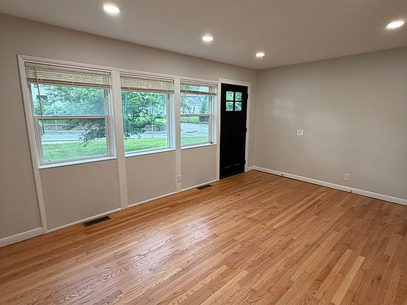 2nd image of 464 Quan Ave