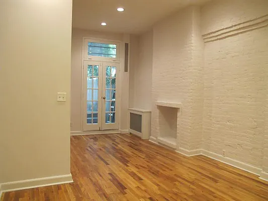 Rented by Metropolis Real Estate of Manhattan | media 8