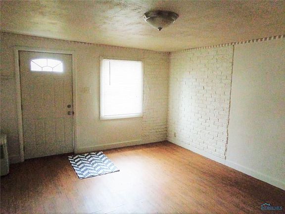 3rd image of 833 Gould St