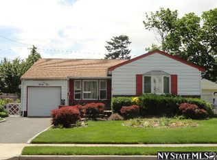 45 Wellesley Ln, Hicksville, NY 11801