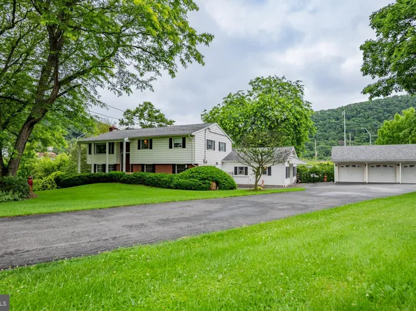 1 Emerald St, Mill Hall, PA 17751
