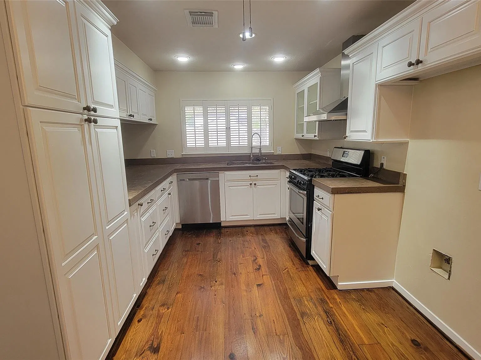 3 bed, 2.0 bath, 1540 sqft, $2,100 — Photo 3