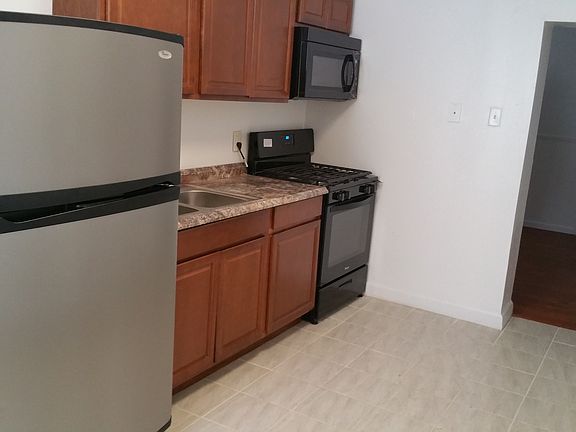 2nd image of 823 W 6th St