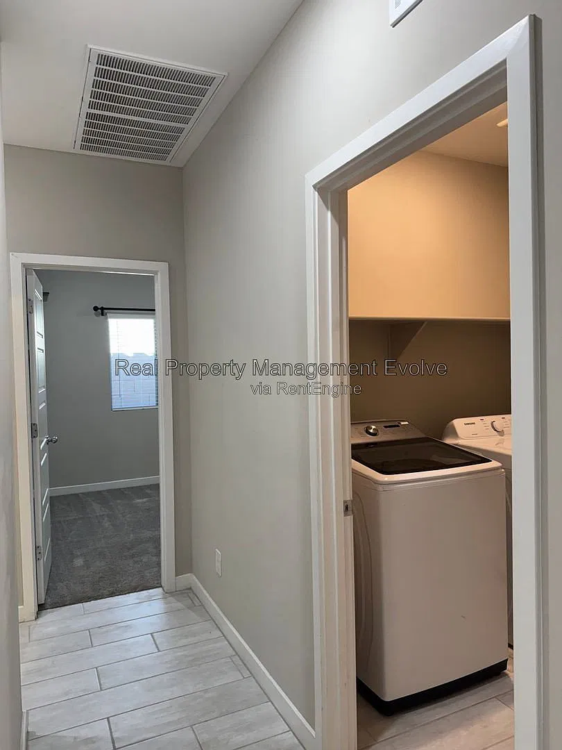 5 bed, 3.0 bath, 2033 sqft, $2,990 — Photo 4