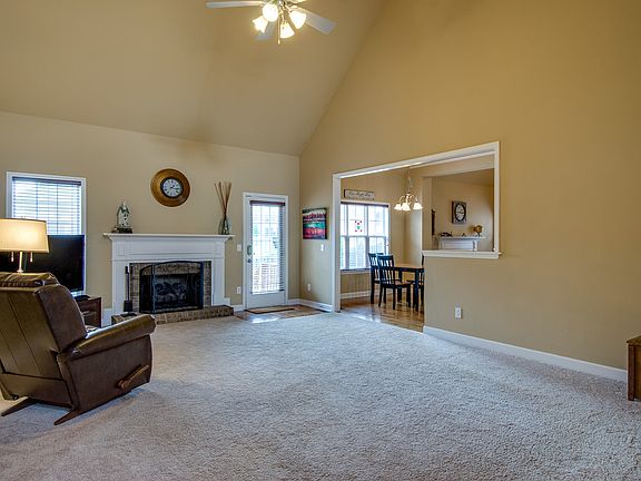 Living Rm w/vaulted ceiling