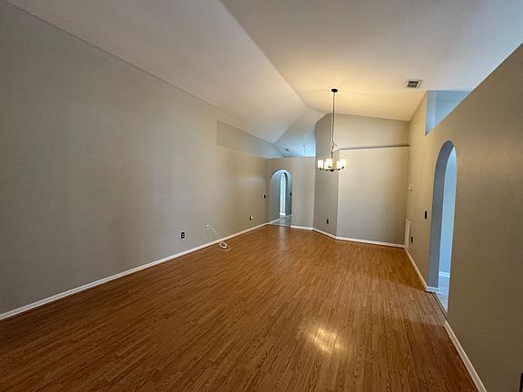 3rd image of 130 Wheatfield Cir