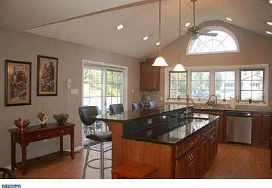3rd image of 802 Amelia Dr