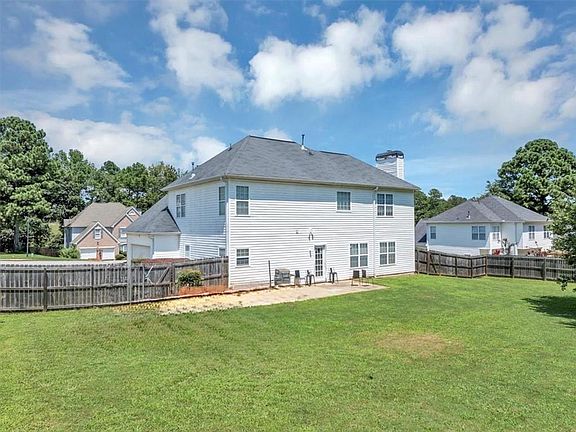 2nd image of 646 Autumn Leaf Cir