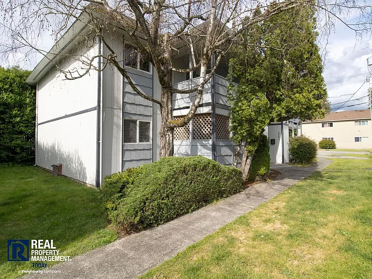 6451 S Stevens St Tacoma — Photo 2