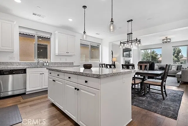 3 bed, 2.5 bath, 1995 sqft, $5,300 — Photo 3