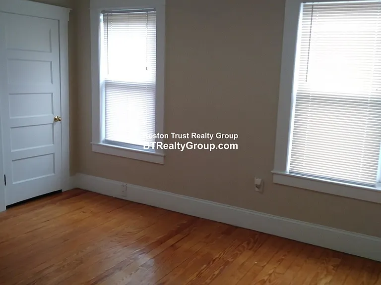 163 University Ave — Photo 6