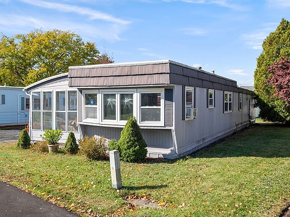 3rd image of 4 Garden Ln