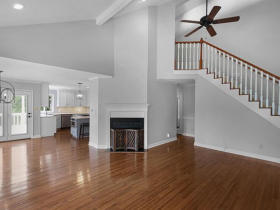 5th image of 126 Crestwood Ln