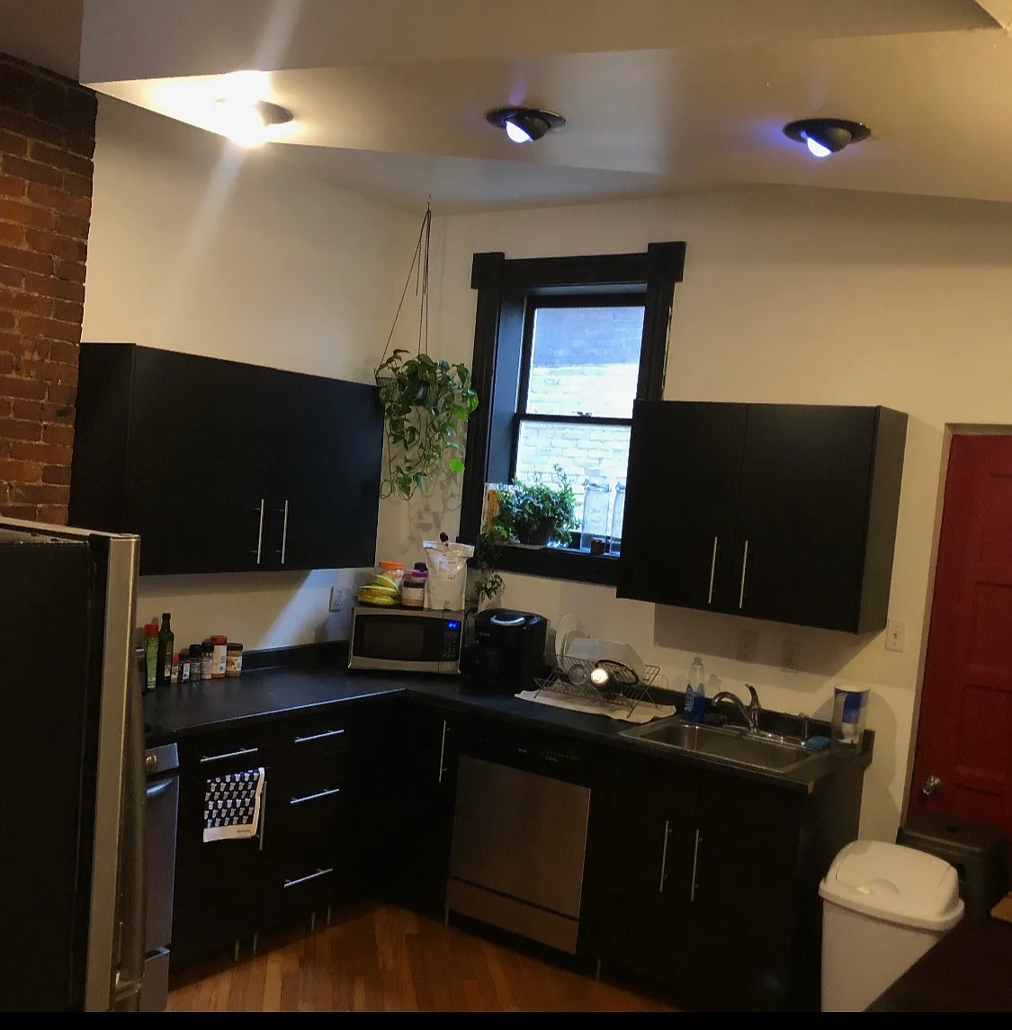 2 bed, 1.5 bath, 2500 sqft, $1,500 — Photo 1