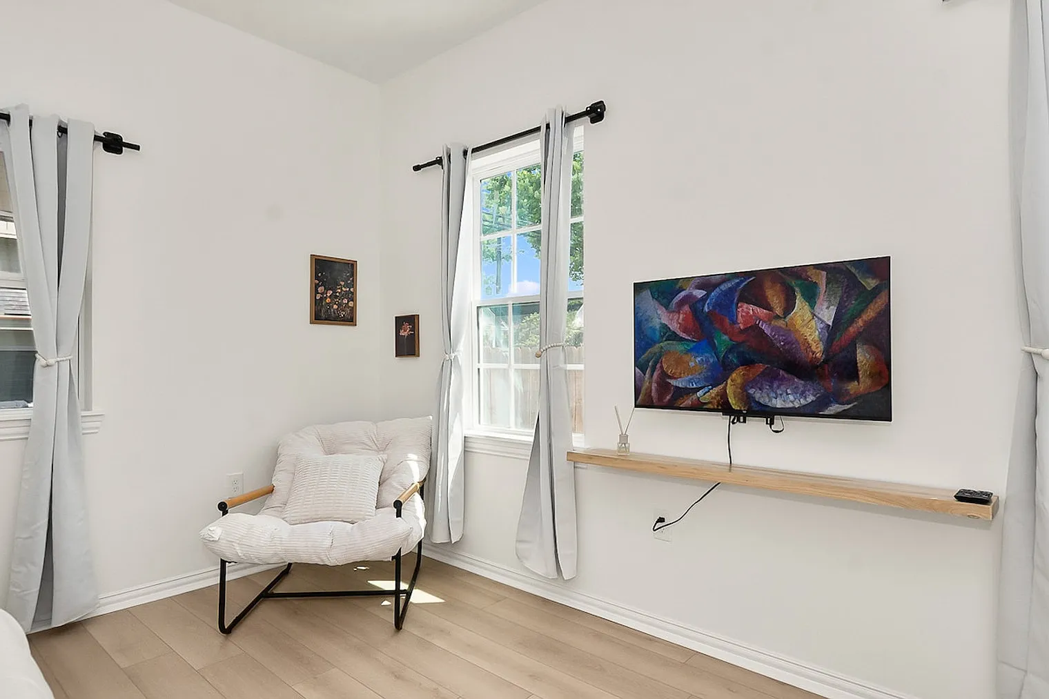 3 bed, 2.0 bath, 1323 sqft, $3,727 — Photo 4