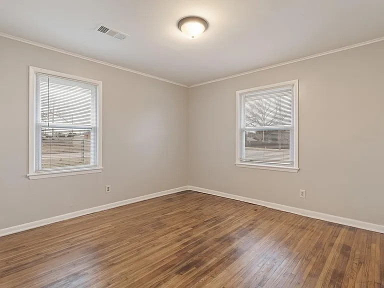 2406 S Yale Ave — Photo 12