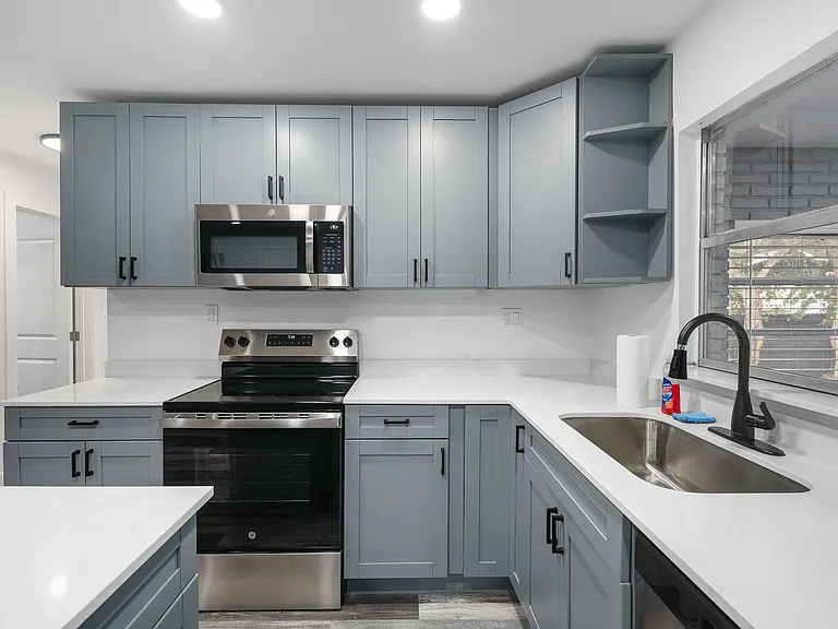 4303 W Woodlawn Ave — Photo 8