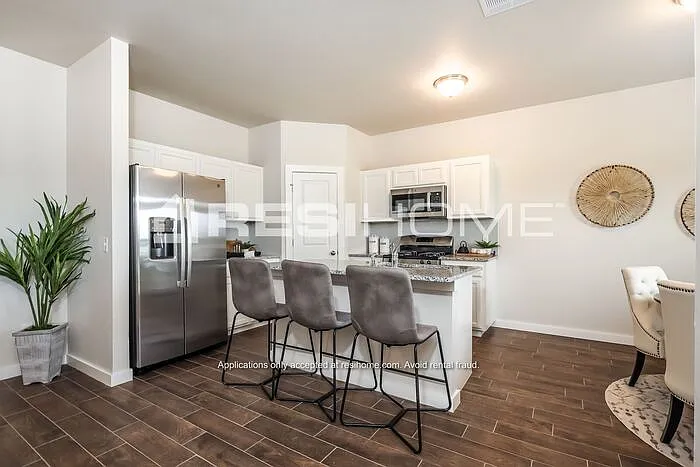 3 bed, 2.0 bath, 1516 sqft, $1,645 — Photo 2
