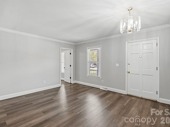 3rd image of 1542 Fieldcrest Cir