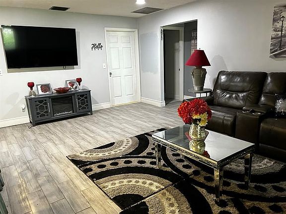 3rd image of 220 SE Crosspoint Dr